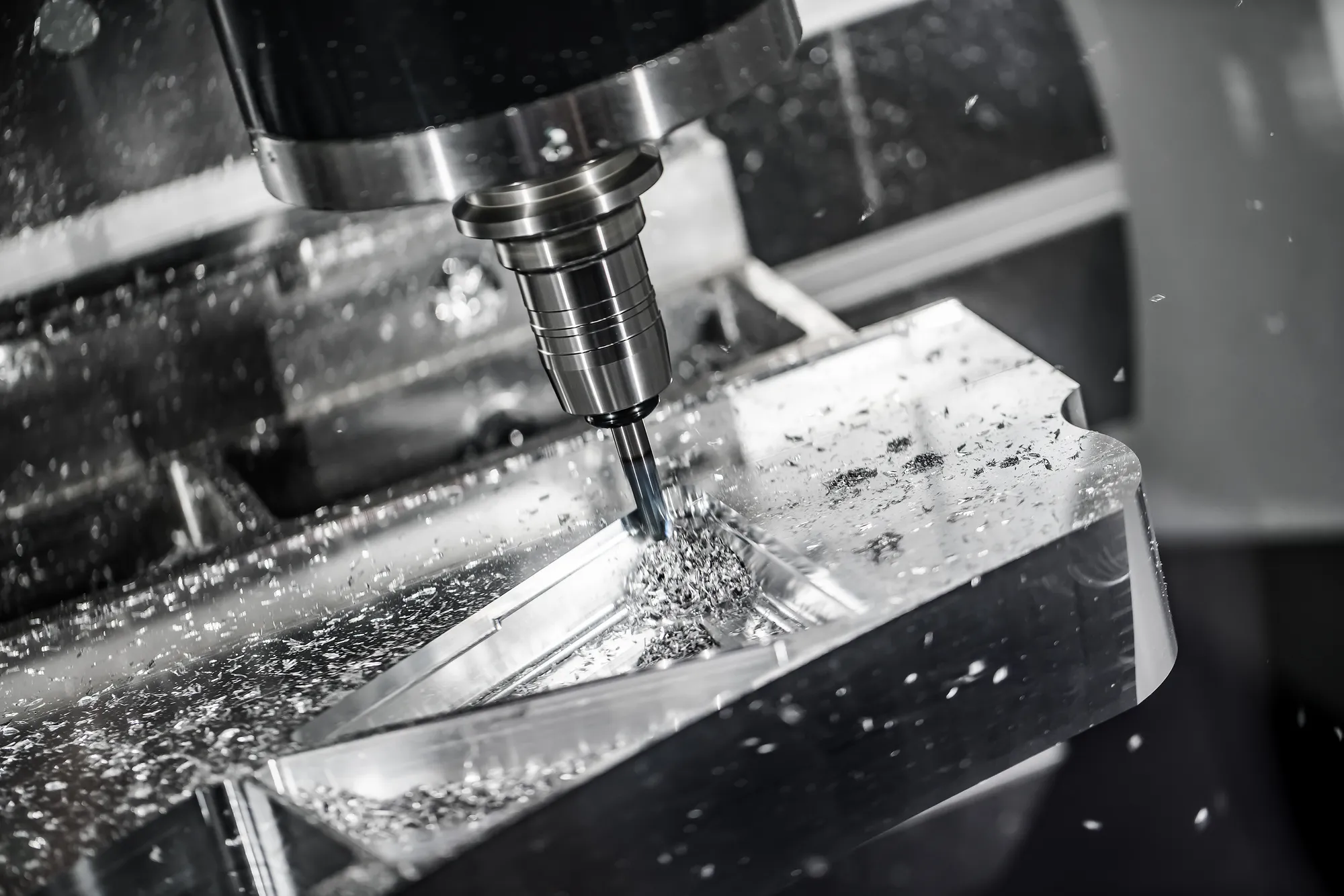 Eine CNC-Fräsmaschine bearbeitet silbernes Metall, Funken fliegen dynamisch