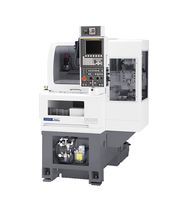Eine große moderne CNC-Maschine in Weiß und Grau mit vielen Bedienelementen und Monitor