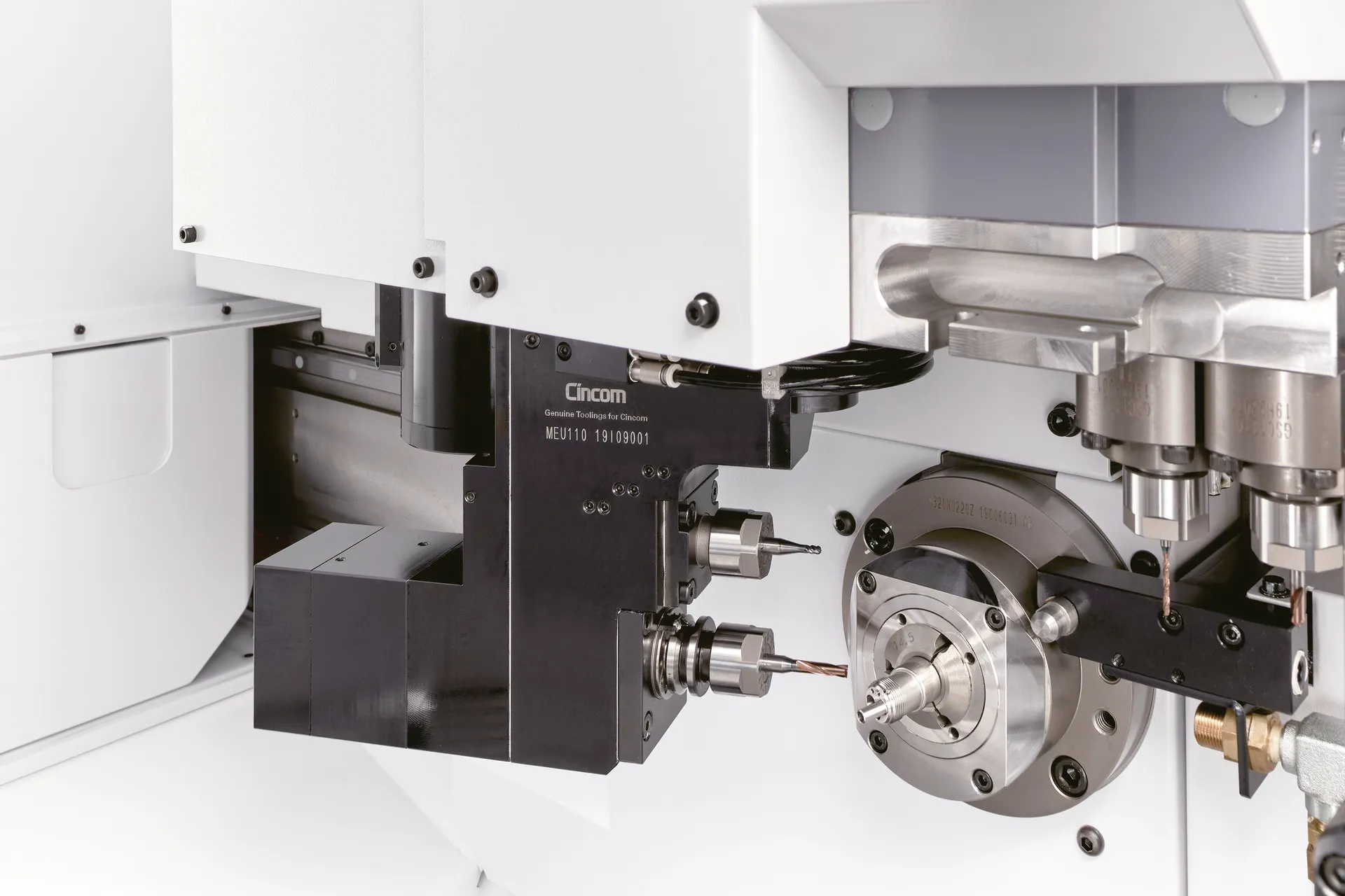 Eine moderne CNC-Maschine mit silberfarbenen Metallteilen und präzisen Werkzeugen
