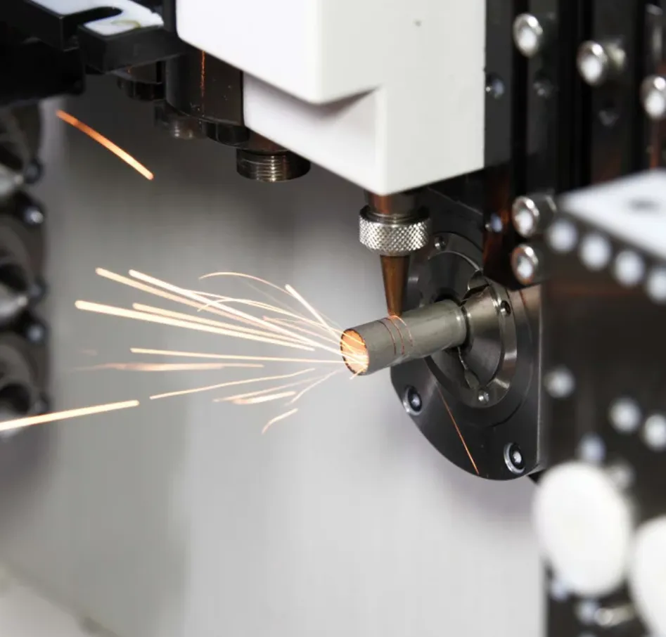 Ein Metallrohr wird von einer Maschine mit silbernen Funken bearbeitet