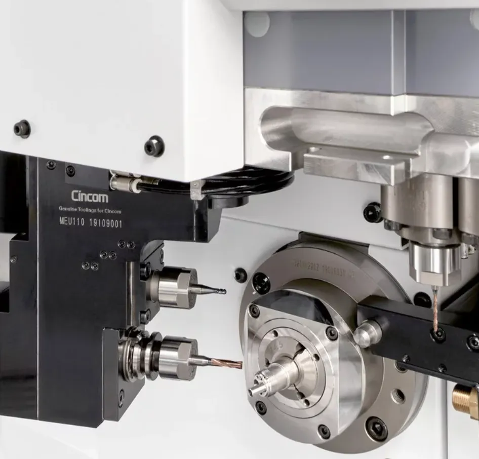 Eine hochmoderne Metallbearbeitungsmaschine mit silbernen und schwarzen Elementen