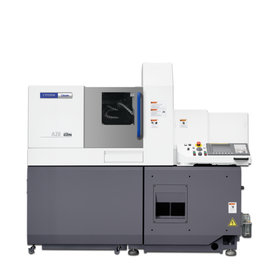 Weißgraue CNC Drehmaschine mit modernem Bedienfeld und Sichtfenster auf schwarze Teile
