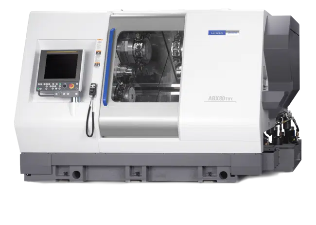 Eine moderne weiße CNC-Maschine mit Glasfenster und farbigem Bedienpanel