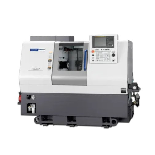 Eine moderne, grauweiß lackierte CNC-Maschine mit Bedienfeld und Display