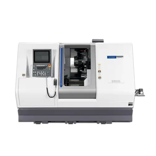 Eine weiße CNC Maschine steht mit geöffnetem Arbeitsbereich und Bedienfeld
