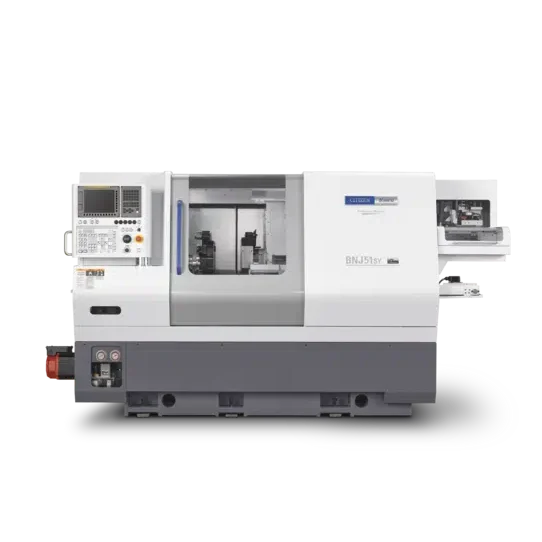 Eine moderne CNC-Drehmaschine in Weiß und Grau mit digitalem Bedienfeld und gläserner Abdeckung