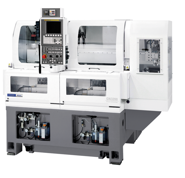 Eine moderne weiße CNC-Maschine mit Kontrollfeld und Glastüren ist zu sehen