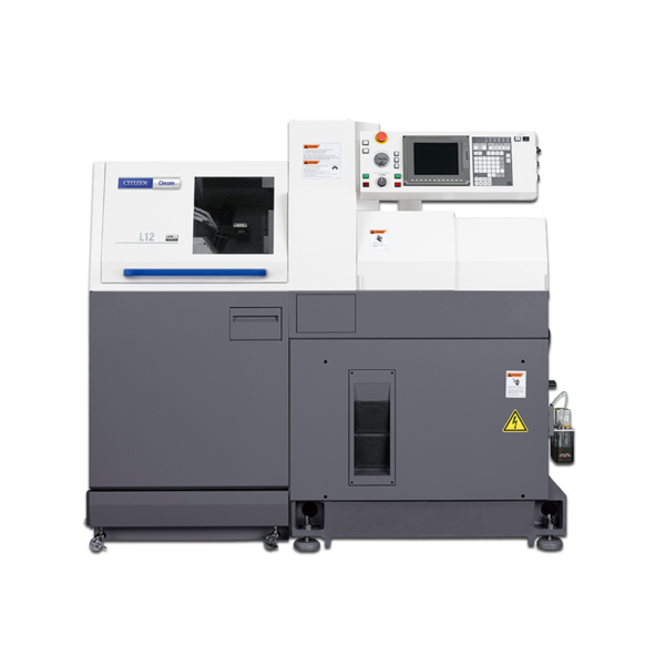 Eine moderne CNC Drehmaschine in Grau und Weiß mit digitalem Bedienfeld