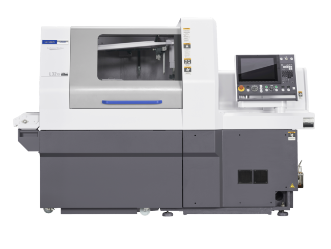 Eine moderne CNC Werkzeugmaschine in weißgrau mit großem Bedienfeld und Sichtfenster