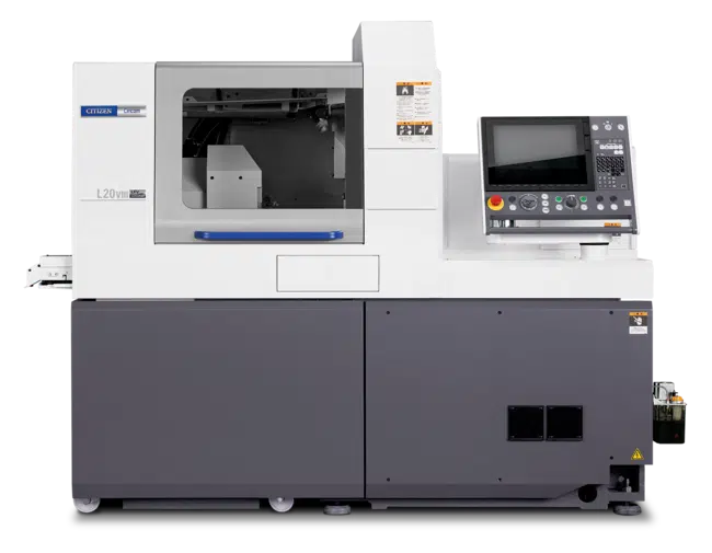 Eine moderne CNC-Maschine mit grauer und weißer Verkleidung sowie großer Bedienkonsole