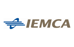Das IEMCA Logo zeigt blaue Linien mit einem Kreis und braune Schrift auf weißem Hintergrund