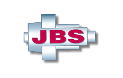 Ein silbernes technisches Logo mit rotem JBS Schriftzug auf metallischem Hintergrund