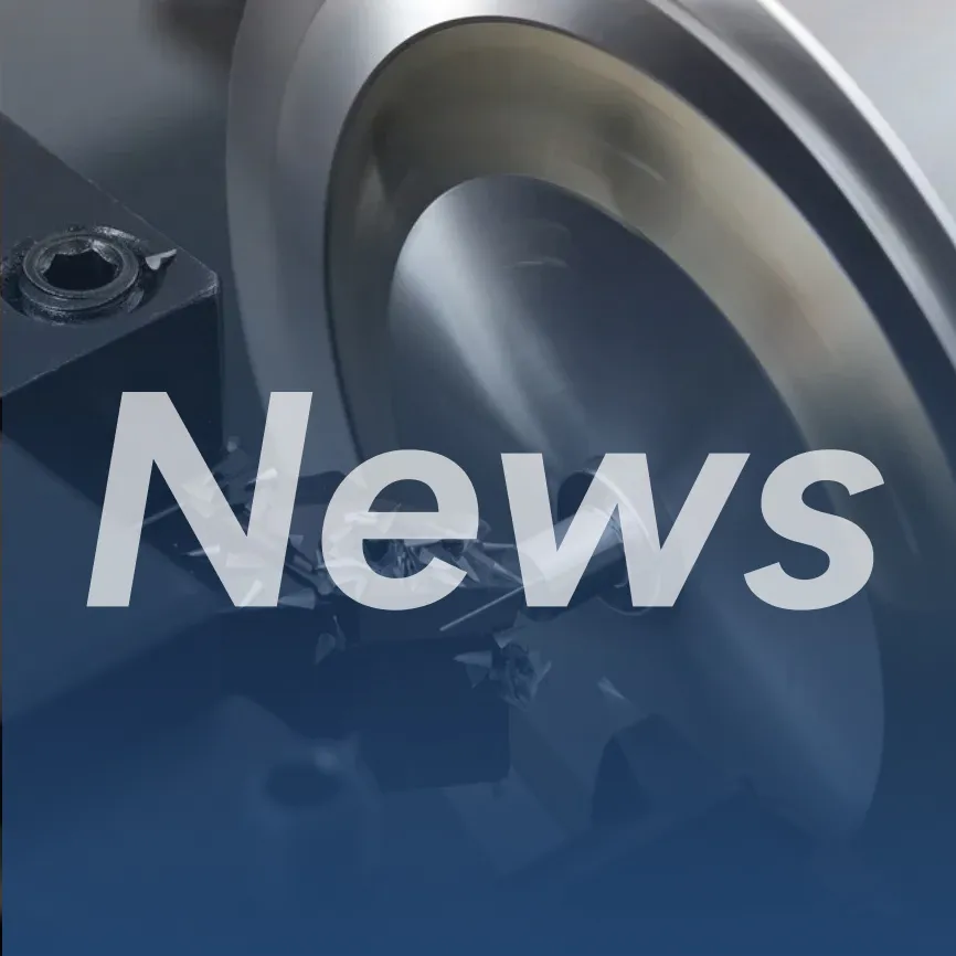 Eine glänzende Metallfläche wird mit News-Schriftzug und Spänen gezeigt