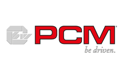 Das PCM Logo in Rot und Grau mit dem Schriftzug be driven und geometrischen Formen